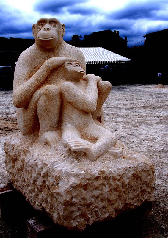 Sculpture monumentale représentant une mère chimpanzé et son petit, réalisée pendant le symposium de Julienne en 2009