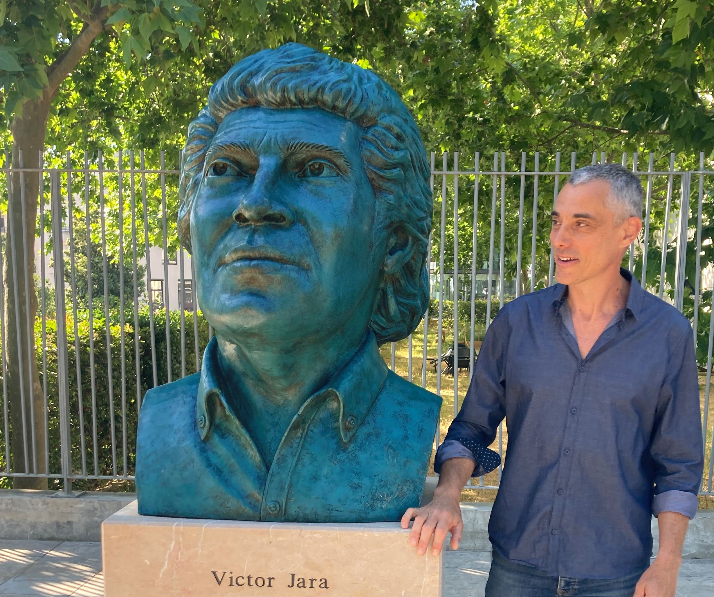 Buste en bronze de Victor Jara Buste en bronze de Victor Jara, Place du 14 juillet, Béziers