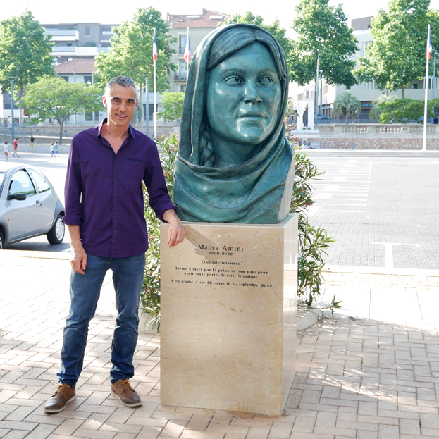 Buste en bronze de Mahsa Amini