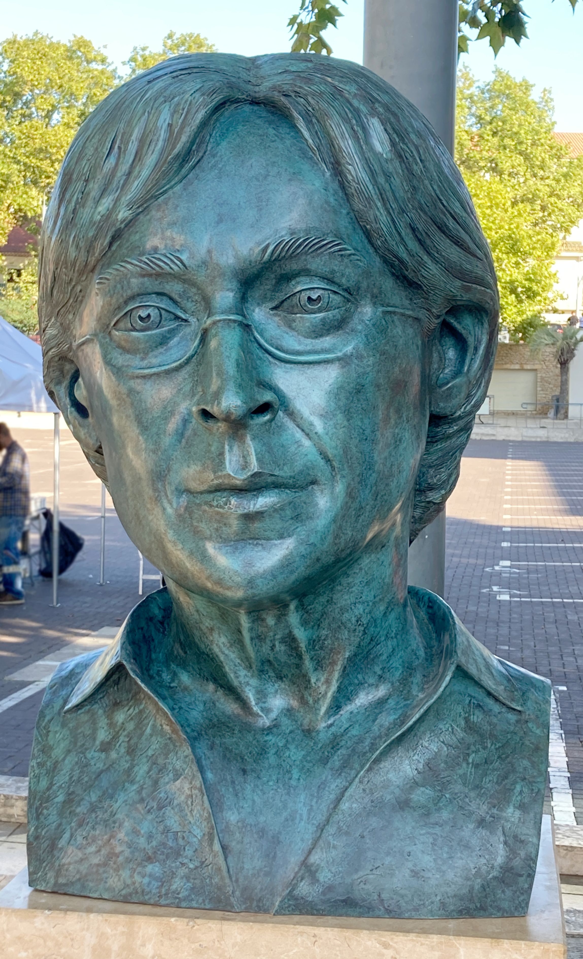 Buste monumental en bronze de Anna Politkovskaïa