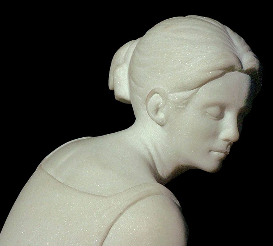 Sculpture de femme en marbre de Carrare patiné par Olivier Delobel