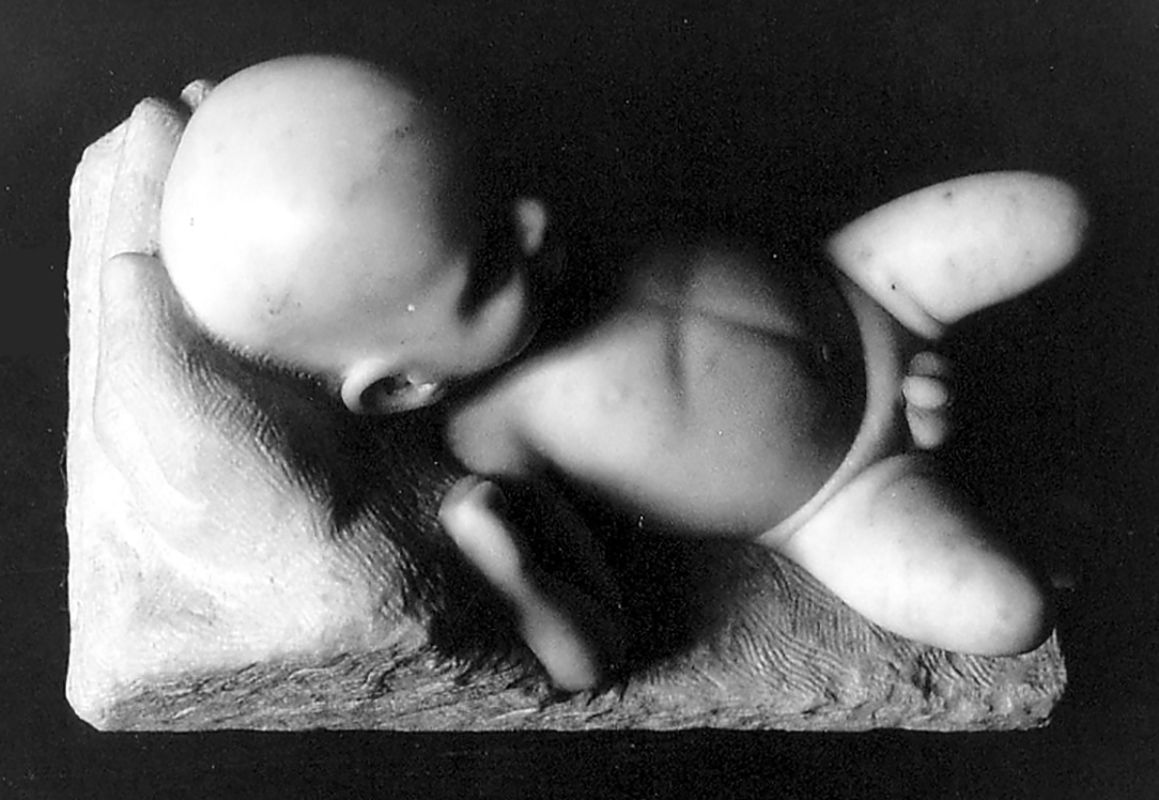 bébé en marbre de Carrare patiné par Olivier Delobel