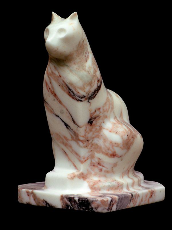 chat assis en marbre par Olivier delobel
