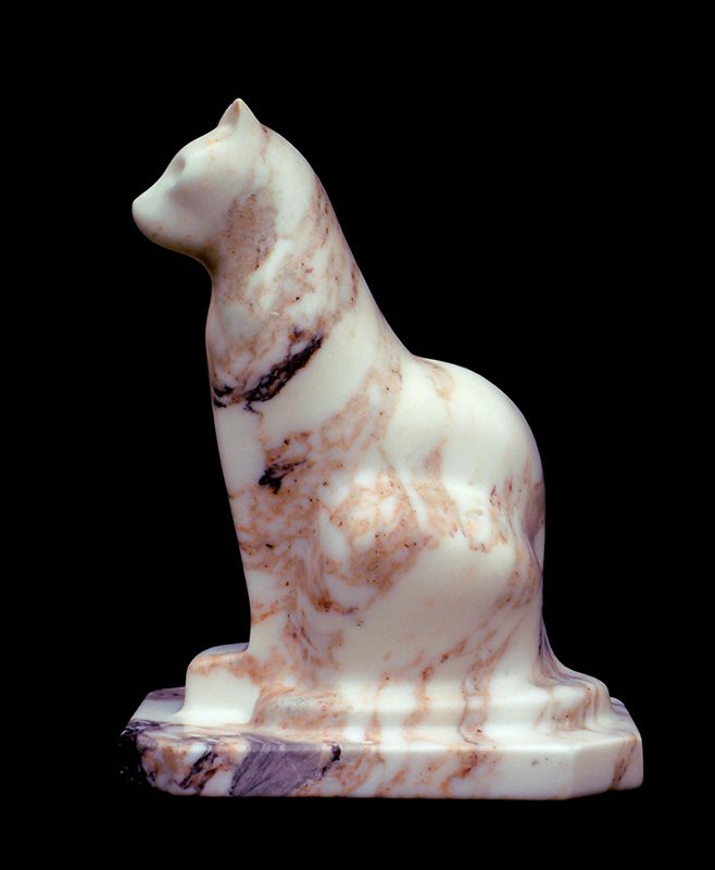 chat assis en marbre par Olivier delobel