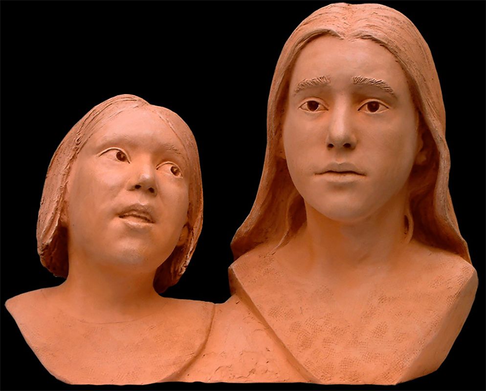 buste deux jeunes filles terre cuite par Olivier delobel
