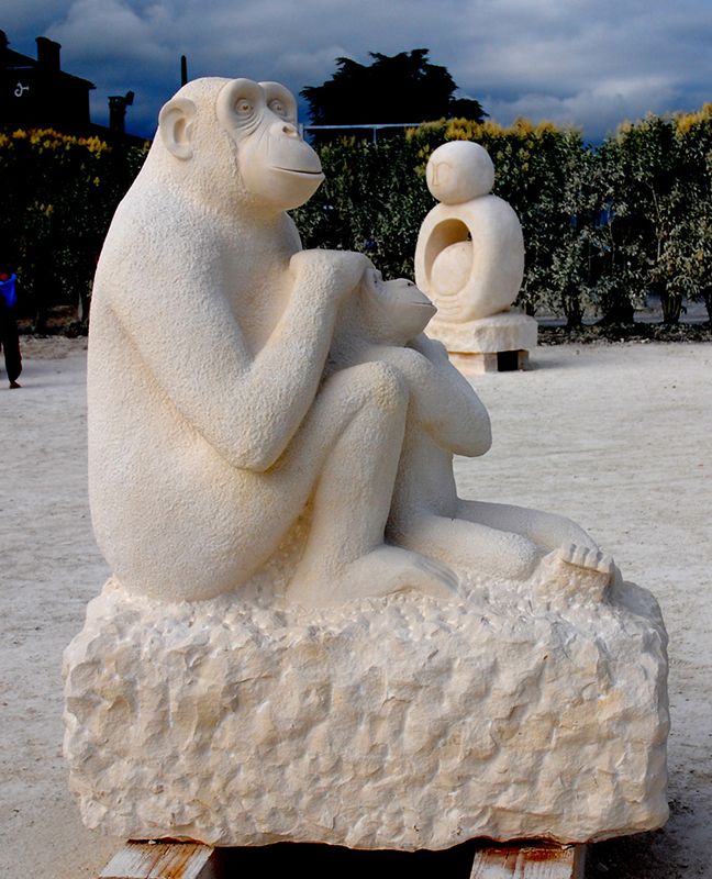 Sculpture monumentale représentant une mère chimpanzé et son petit, réalisée pendant le symposium de Julienne en 2009