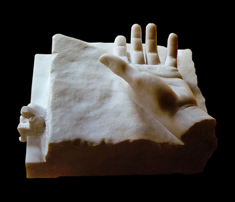 Main en marbre de Carrare patiné par Olivier Delobel